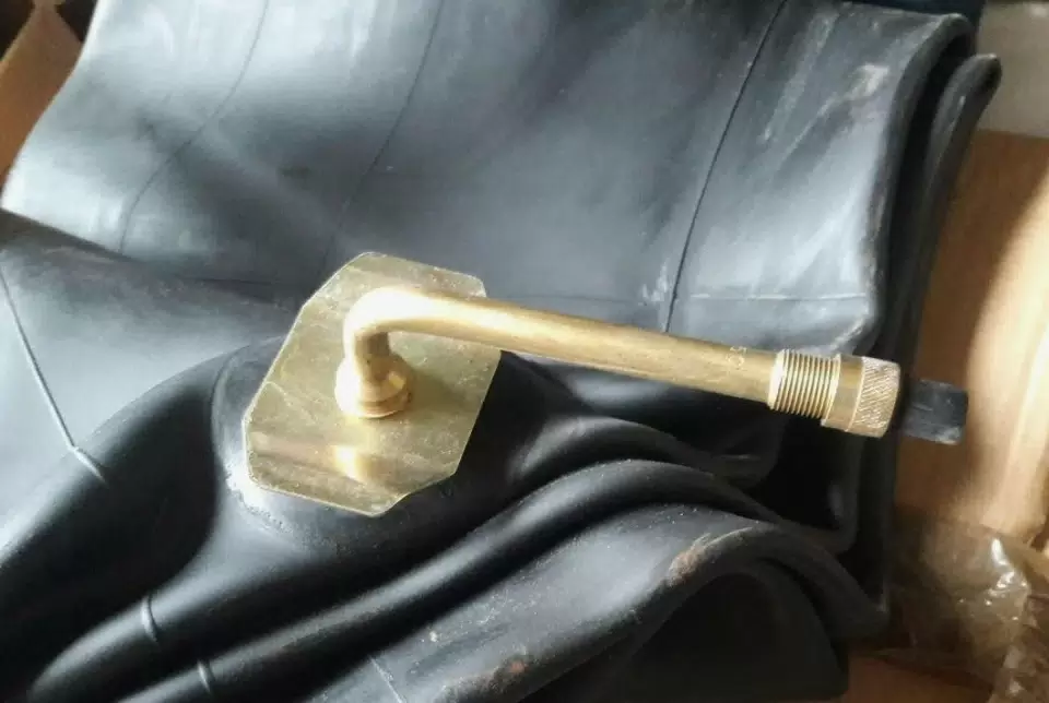 Водители легковых авто давно привыкли к бескамерным шинам, но в спецтехнике камерные шины и камеры используются еще очень часто